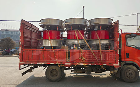 貴州客戶定制漿液篩裝車完畢,準備發貨